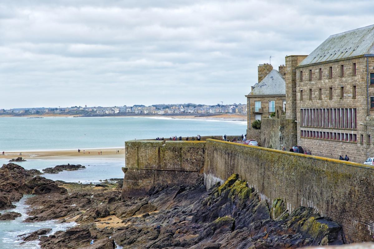 Explorer les rochers sculptés de Rothéneuf à Saint-Malo